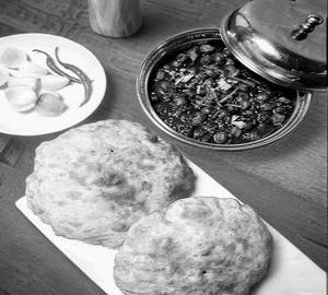 Paneer chhole bhature [1 piece]