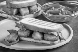 Grilled Chilli And Nuggets Sandwich
