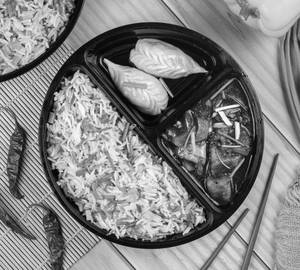 4 Chili Paneer +2 Veg Momo + Rice/Noodles
