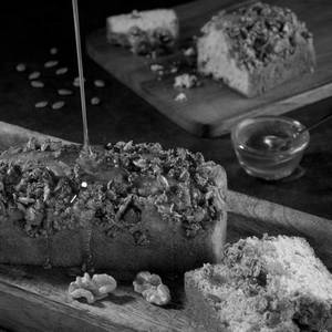 Rich Honey & Granola Bar Cake