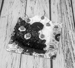 Dual Forest Heart Cake (500Gm) Eggless