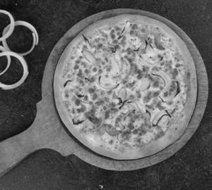 Onion paprika pizza