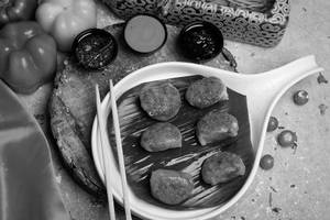 Pan Fried Seasonal Vegetable And Basil Dimsums [6 Pieces]