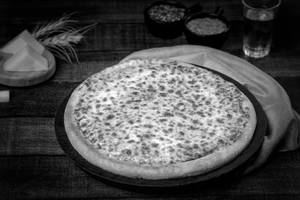 Double cheese tomato pizza