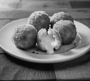 Cheese ball [4 pieces]                                                                       