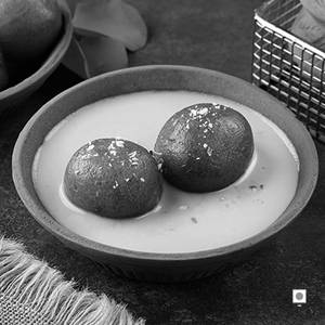 Gulab Jamun with  Rabdi