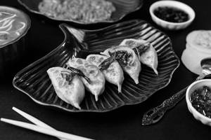 Chicken Pan Fried Momos [8 Pieces]