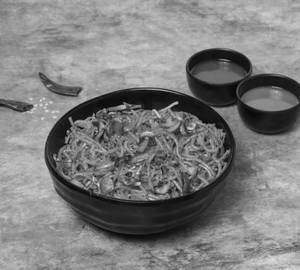 Mushroom schezwan noodles