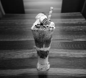 Harmony falooda with strawberry and pista