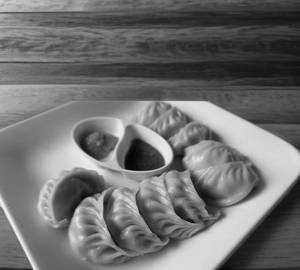 Chicken momos with Red chilli sauce  [ 6 Pieces ]