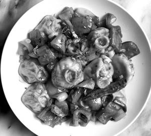 Veg Chilli Momos (Dry )(8Pcs)