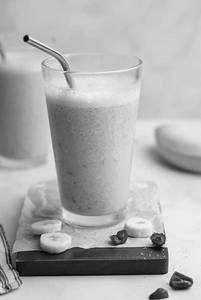 Banana Milkshake With Dates
