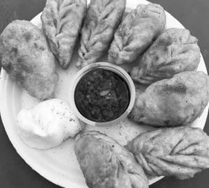 Fried Chicken Momos And Red Chilli Sauce [6 Pieces ]
