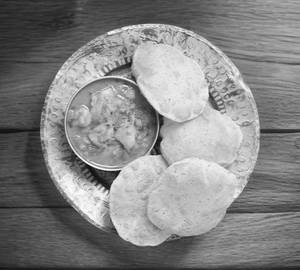 Aloo tamatar ki sabji with 7 piece puri