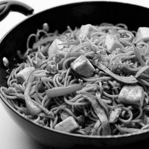 Paneer schezwan noodles