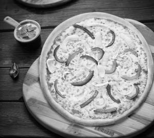 Classic  onion &  capsicum     pizza