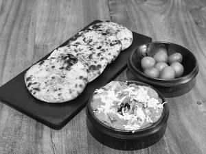 Amritsari Kulcha Paneer Combo