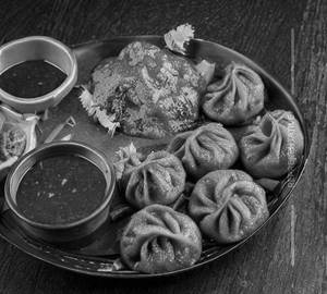Schezwan Veg Momos