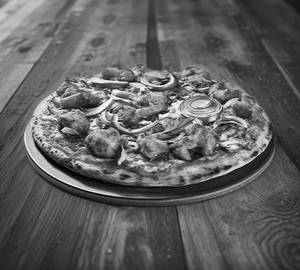 Hot and spicy chicken pizza