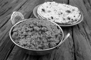 Lahori Chana & 2 Butter Roti