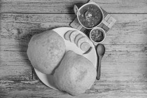 Chola Bhatura (1 Plate 2 Pcs)