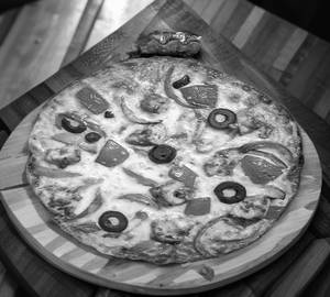 Mix veg with loaded spicy paneer pizza premium [8 inches]