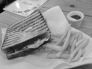 Vegetable & Cheese Sandwich Served With Chips