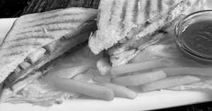 Classic Grilled Chicken Sandwich With Chips