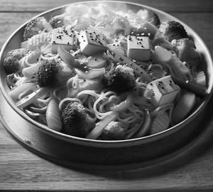 Paneer Hakka Noodles (Full)