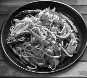 Egg Chicken hot garlic chowmein