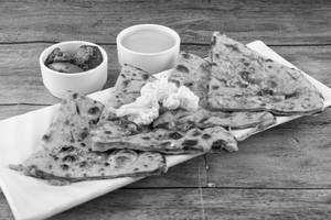Gobi Paratha With Raita