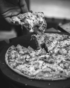 Achari Chicken Tikka Pizza