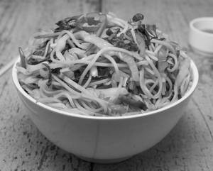 Veg Hakka Noodles ( White Sauce)
