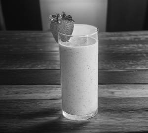 Strawberry lassi with icecream