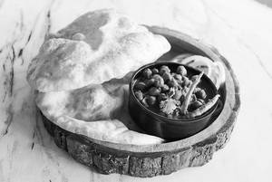 Jethu Halwai's Special Chhole Bhature(1 Pc Bhatura)