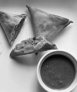 Khatta Aloo Ka Samosa With Mint Chutney (4 Pcs)