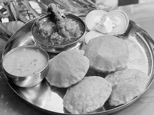 Kombdi Wade Thali