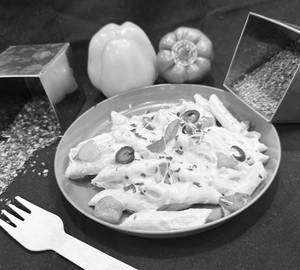 Veggies alfredo white sauce pasta