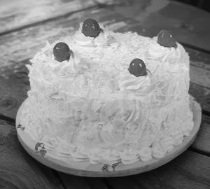 White Forest Cool Cake 1/2 Kg