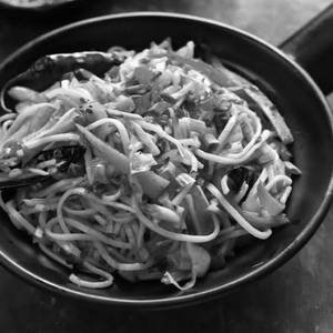 Chicken Hot Chili Garlic Noodles (serves 2-3)