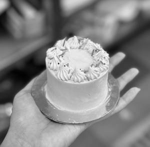 Micro Signature Vanilla Cake