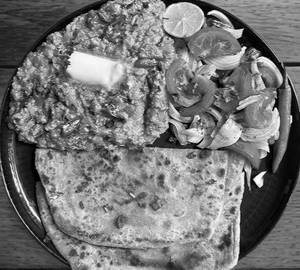 Paneer Bhurji with 2 paratha and salad