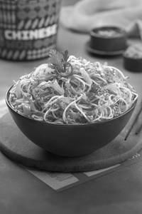 Veg Burnt Garlic Noodles - Half (500 ml)