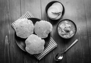 Punjabi Puri (4 Pcs) And Aloo Choley Ki Sabzi