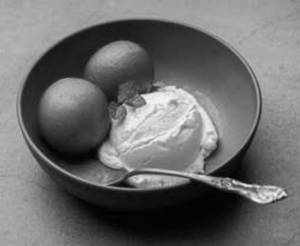 Gulab Jamun With Cream (2pc)