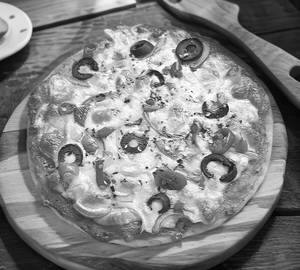 Seafood delight pizza