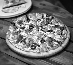 Chicken tikka pizza