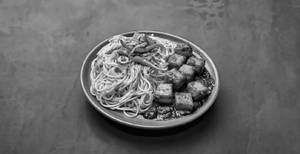 Hakka Noodles With Chilli Paneer