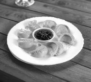 Mix Veg Momos & Red Chilli sauce [ 6 Pieces ]