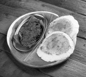 Thatte Idli with Chicken Sukka